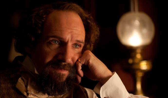 Ralph Fiennes (Charles Dickens)