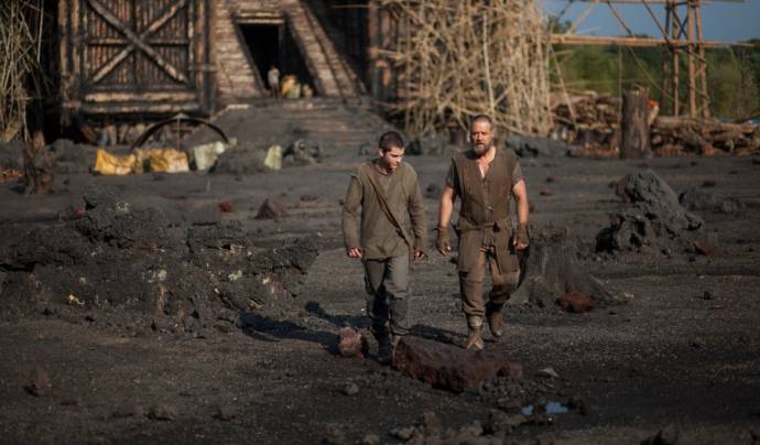 Russell Crowe (Noah) en Logan Lerman (Ham)