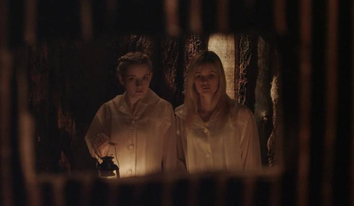 Julia Garner (Rose Parker) en Ambyr Childers (Iris Parker)