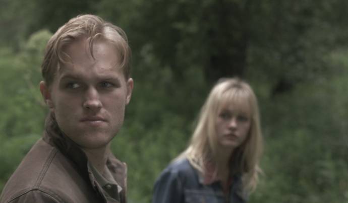 Wyatt Russell (Deputy Anders) en Ambyr Childers (Iris Parker)