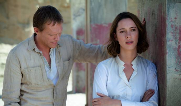 Paul Bettany (Max Waters) en Rebecca Hall (Evelyn Caster)