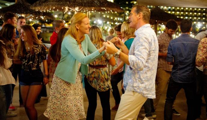 Toni Collette (Maureen) en Pierce Brosnan (Martin Sharp)