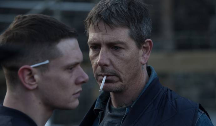 Jack O'Connell (Eric) en Ben Mendelsohn (Neville)