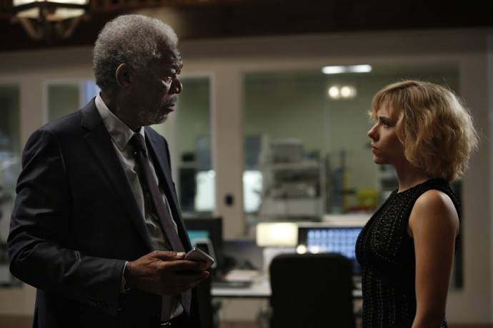 Morgan Freeman (Professor Norman) en Scarlett Johansson (Lucy)