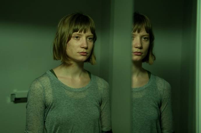 Mia Wasikowska (Agatha Weiss)