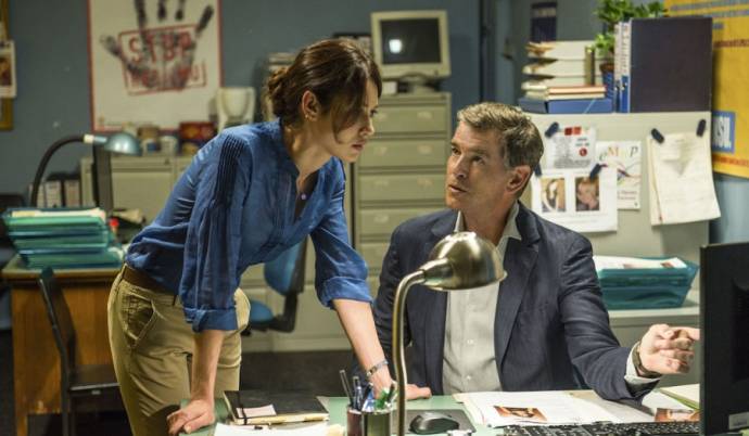 Olga Kurylenko (Alice Fournier) en Pierce Brosnan (Peter Devereaux)