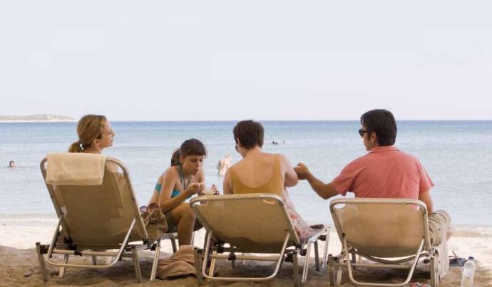 Maria Kallimani (Nadja), Zoi Asimaki (Iris), Marisha Triantafyllidou (Evi) en Alexandros Logothetis (Stefanos)