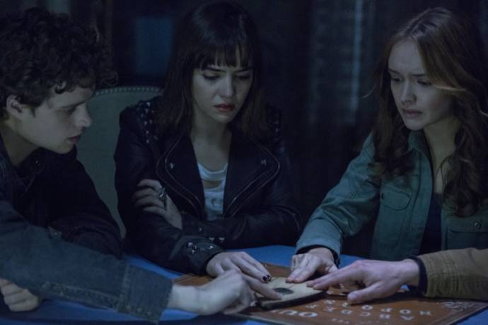 Ana Coto (Sarah Morris) en Olivia Cooke (Elaine Morris)