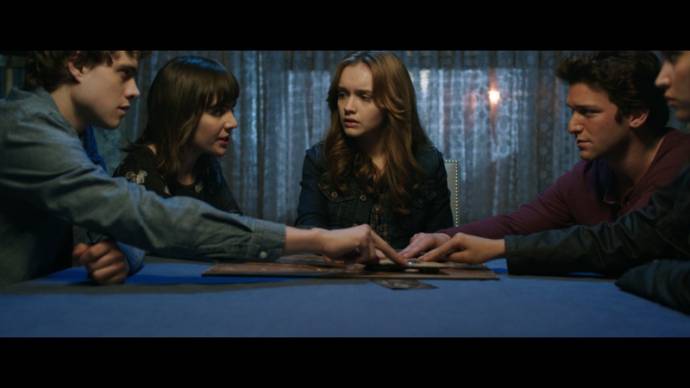 Ana Coto (Sarah Morris), Olivia Cooke (Elaine Morris) en Daren Kagasoff (Trevor)