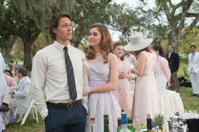 Luke Bracey (Younger Dawson) en Liana Liberato (Young Amanda)