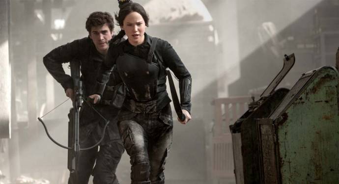 Liam Hemsworth (Gale Hawthorne) en Jennifer Lawrence (Katniss Everdeen)