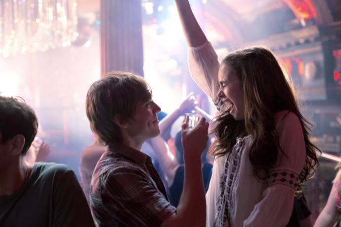 Sam Claflin (Alex Stewart) en Lily Collins (Rosie Dunne)