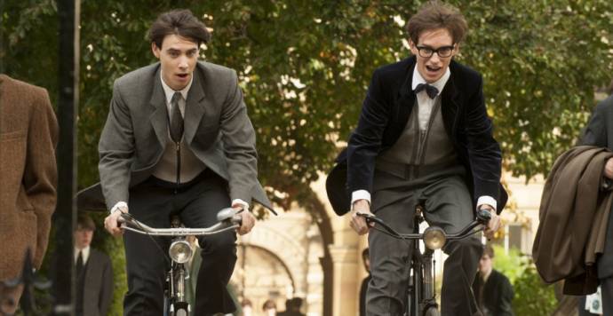 Harry Lloyd (Brian) en Eddie Redmayne (Stephen Hawking)