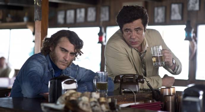 Joaquin Phoenix (Doc Sportello) en Benicio Del Toro (Sauncho Smilax)