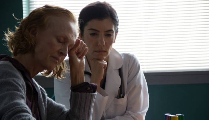 Jill Larson (Deborah Logan) en Anne Bedian (Dr. Nazir)