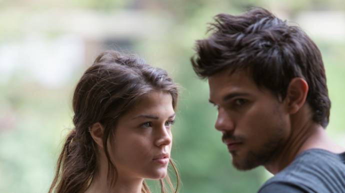 Marie Avgeropoulos (Nikki) en Taylor Lautner (Cam) in Tracers