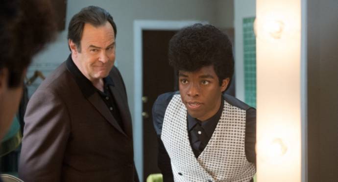 Dan Aykroyd (Ben Bart) en Chadwick Boseman (James Brown)