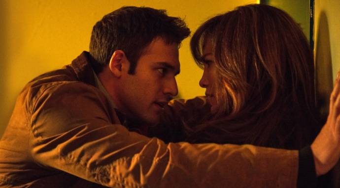 Ryan Guzman (Noah Sandborn) en Jennifer Lopez (Claire Peterson)