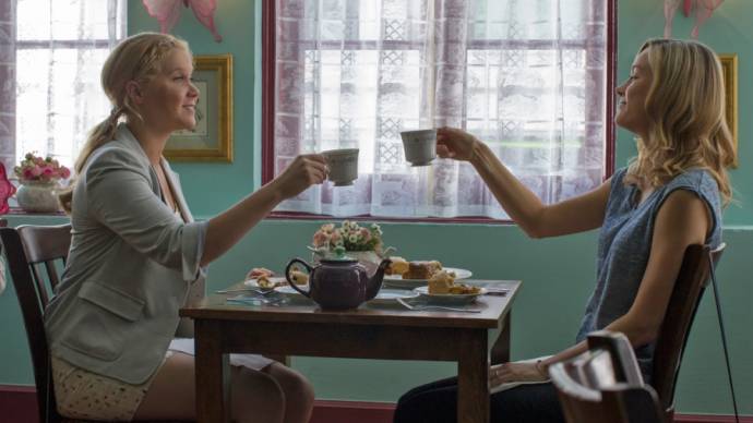 Brie Larson (Kim) en Amy Schumer (Amy)