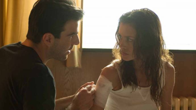 Zachary Quinto (John Smith) en Hannah Ware (Katia van Dees)