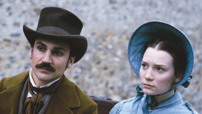 Henry Lloyd-Hughes (Charles Bovary) en Mia Wasikowska (Emma Bovary)