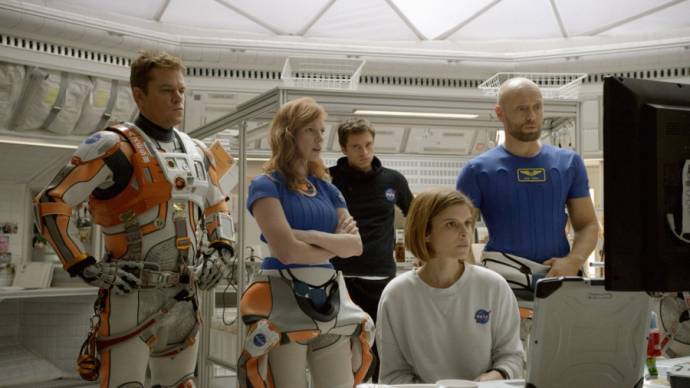 Matt Damon (Mark Watney), Jessica Chastain (Melissa Lewis), Scott Alexander Young (Pathfinder 2), Kate Mara (Beth Johanssen) en Nikolett Barabas (Reporter 1)