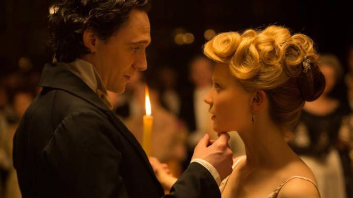 Tom Hiddleston (Sir Thomas Sharpe) en Mia Wasikowska (Edith Cushing)