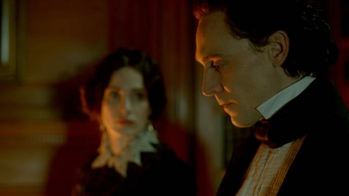 Jessica Chastain (Lady Lucille Sharpe) en Tom Hiddleston (Sir Thomas Sharpe)