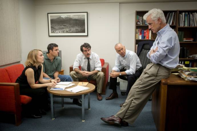 Rachel McAdams (Sacha Pfeiffer), Mark Ruffalo (Michael Rezendes), Brian d'Arcy James (Matty Carroll), Michael Keaton (Walter 'Robby' Robinson) en John Slattery (I) (Ben Bradlee Jr.)