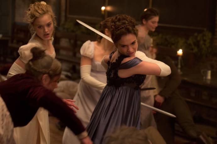 Bella Heathcote (Jane Bennet) en Lily James (Elizabeth Bennet)