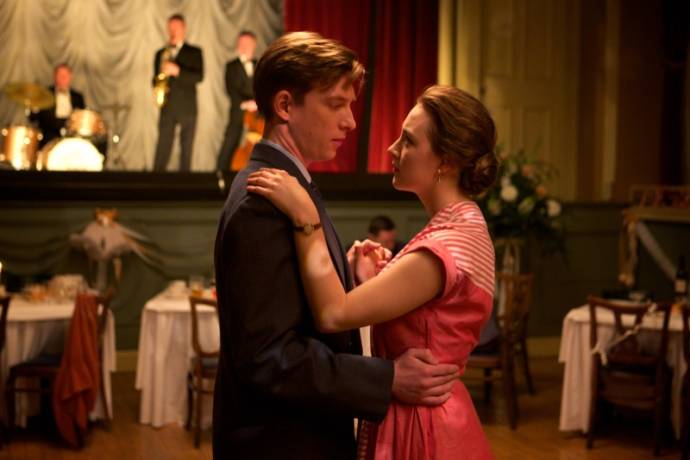 Domhnall Gleeson (Jim Farrell) en Saoirse Ronan (Eilis Lacey)