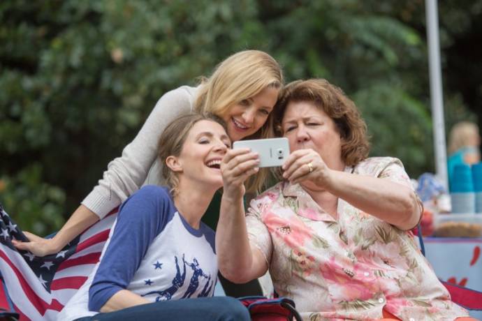 Jennifer Aniston (Sandy), Kate Hudson (Jesse) en Margo Martindale (Flo)