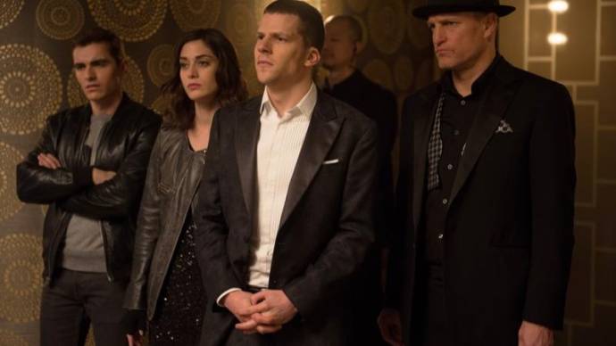 Dave Franco (Jack Wilder), Lizzy Caplan (Lula), Jesse Eisenberg (J. Daniel Atlas) en Woody Harrelson (Merritt McKinney)