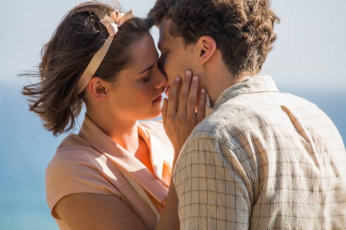 Kristen Stewart (Theresa) en Jesse Eisenberg (James) in Café Society