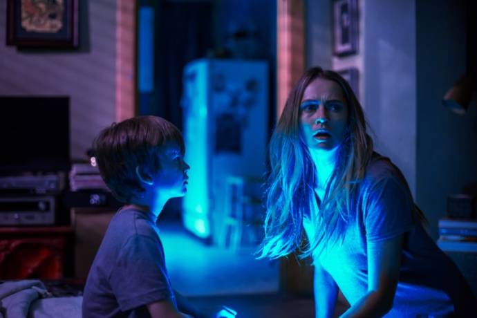 Gabriel Bateman (Martin) en Teresa Palmer (Rebecca)