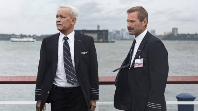 Tom Hanks (Chesley 'Sully' Sullenberger) en Aaron Eckhart (Jeff Skiles)