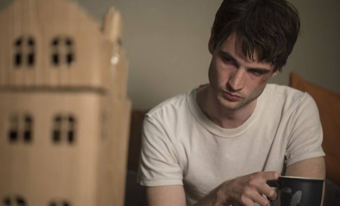 Tom Sturridge (Tom)