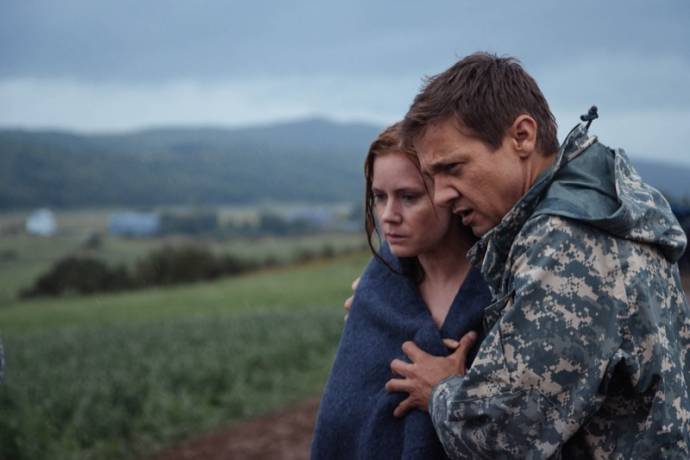 Amy Adams (Dr. Louise Banks) en Jeremy Renner (Ian Donnelly)