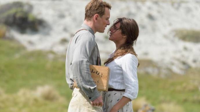 Michael Fassbender (Tom Sherbourne) en Alicia Vikander (Isabel Sherbourne)