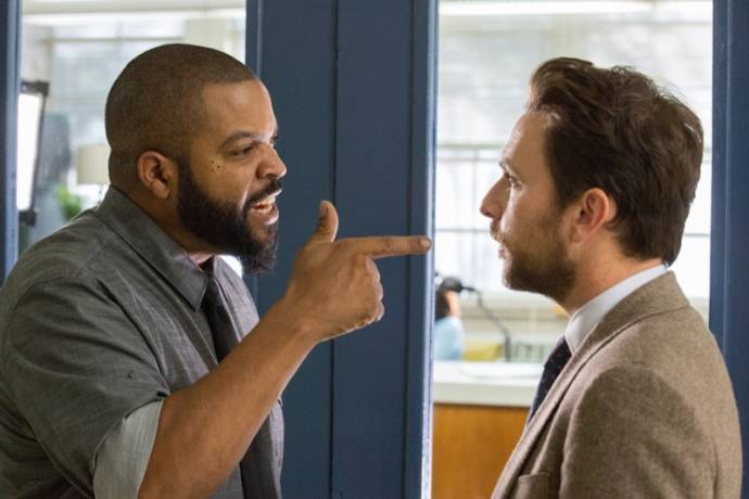 Ice Cube (Strickland) en Charlie Day (Campbell)