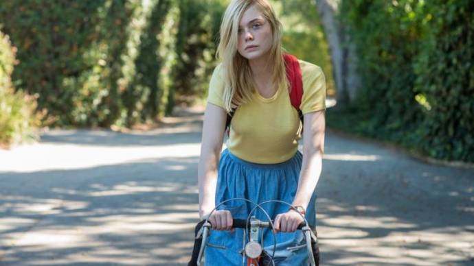 Elle Fanning (Julie)