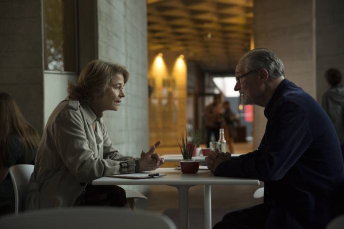 Charlotte Rampling (Veronica Ford) en Jim Broadbent (Tony Webster)