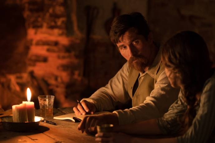 Christian Bale (Chris Myers) en Charlotte Le Bon (Ana)