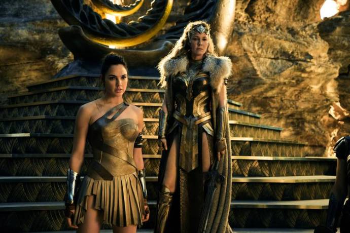 Gal Gadot (Diana Prince / Wonder Woman) en Robin Wright (General Antiope)