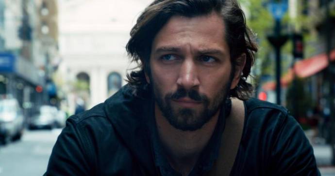 Michiel Huisman (Dylan)