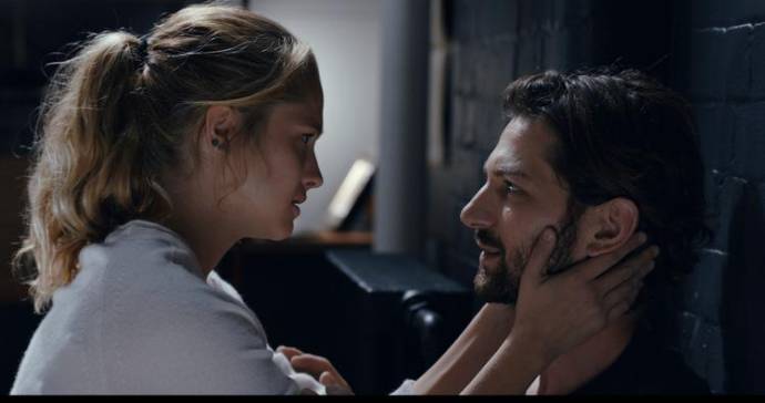 Teresa Palmer (Sarah) en Michiel Huisman (Dylan)