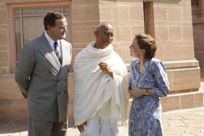 Hugh Bonneville (Lord Mountbatten), Neeraj Kabi (Mahatma Gandhi) en Gillian Anderson (Edwina Mountbatten)