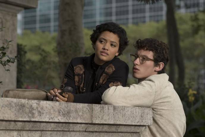 Kiersey Clemons (Mimi Pastori) en Callum Turner (Thomas)