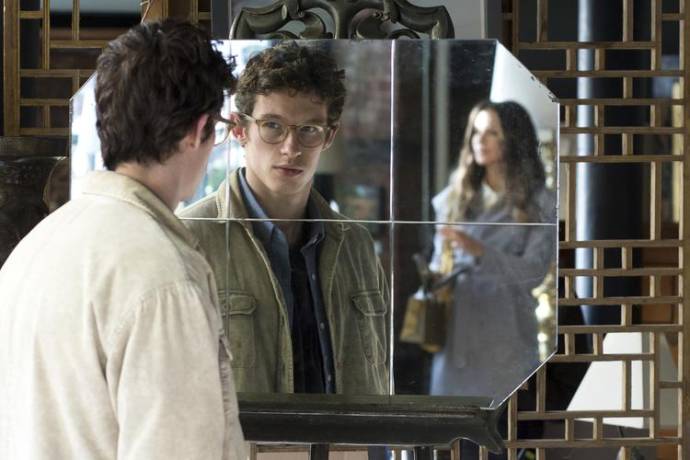 Kate Beckinsale (Johanna) en Callum Turner (Thomas)