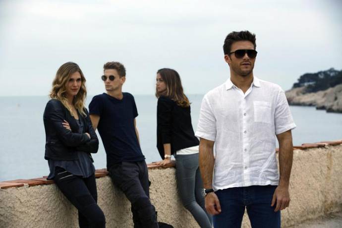 Gaia Weiss (Devin), Freddie Thorp (Garrett Foster), Ana de Armas (Stephanie) en Scott Eastwood (Andrew Foster)